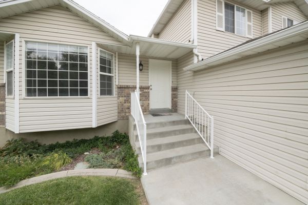 Cost of White Vinyl Siding Replacement in Morrisville